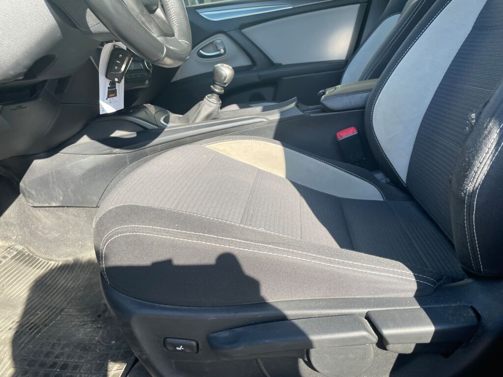 Toyota Avensis 2015 1,8 Valvematic Active Touring Sports / Kamera / Koukku