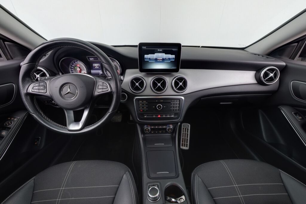 Mercedes-Benz CLA 2015 180 A Shooting Brake / Panorama / Navi / Tutkat
