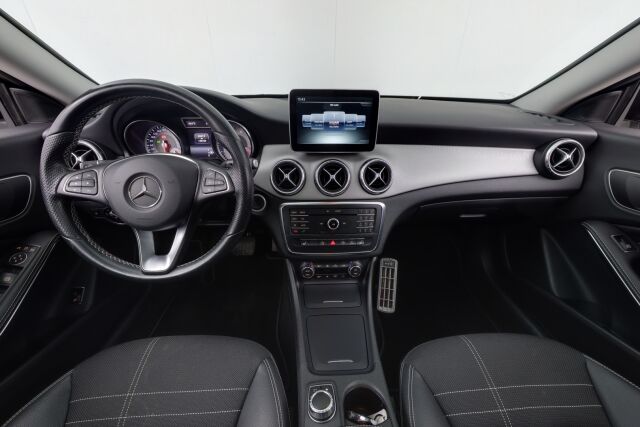 Mercedes-Benz CLA 2015 180 A Shooting Brake / Panorama / Navi / Tutkat