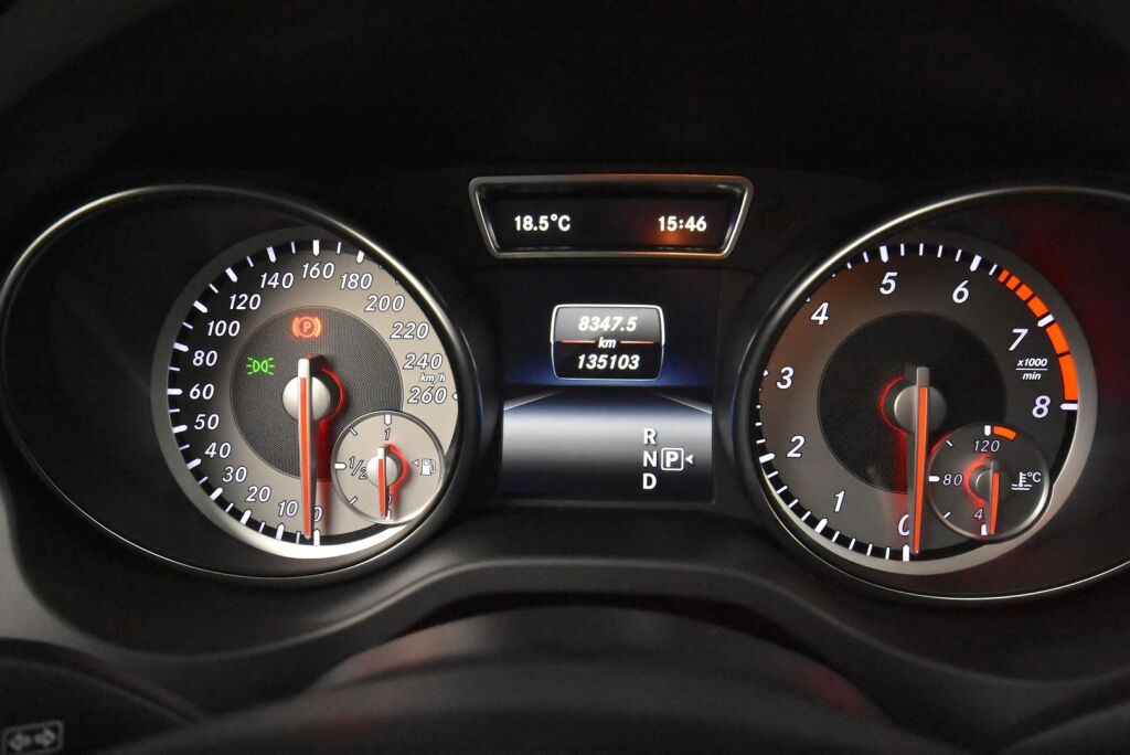 Mercedes-Benz CLA 2015 180 A Shooting Brake / Panorama / Navi / Tutkat