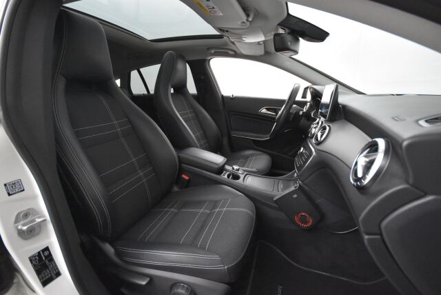 Mercedes-Benz CLA 2015 180 A Shooting Brake / Panorama / Navi / Tutkat