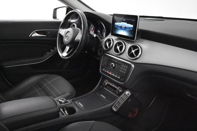 Mercedes-Benz CLA 2015 180 A Shooting Brake / Panorama / Navi / Tutkat