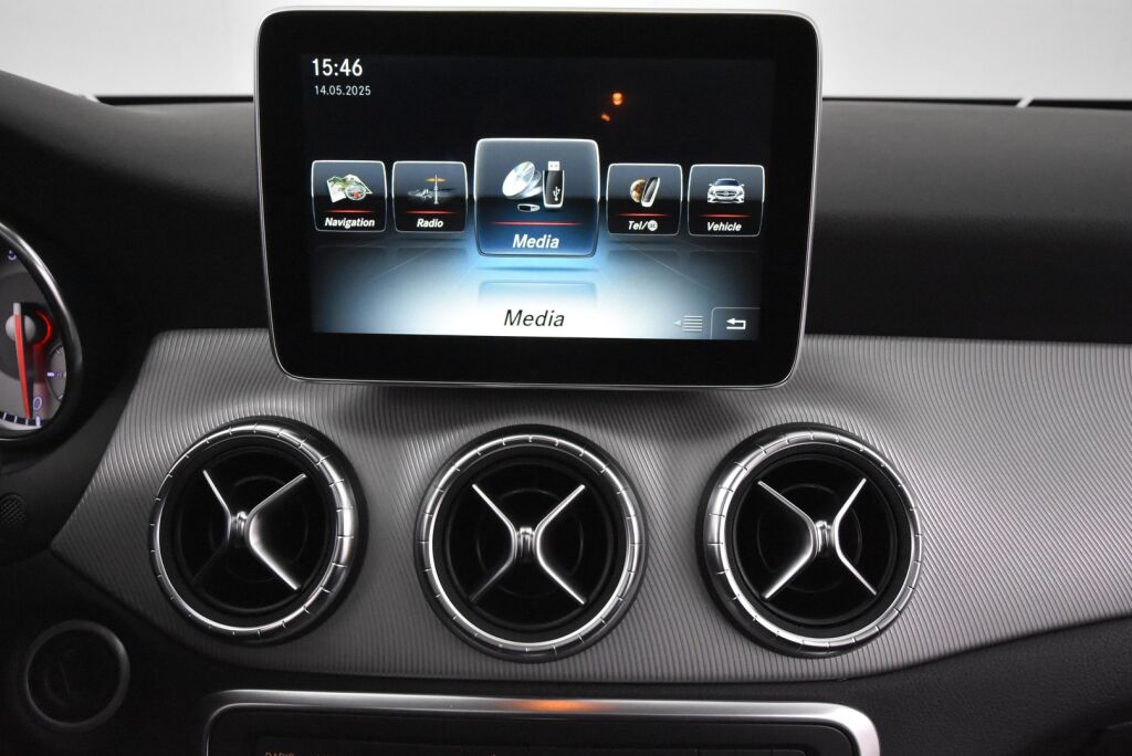 Mercedes-Benz CLA 2015 180 A Shooting Brake / Panorama / Navi / Tutkat