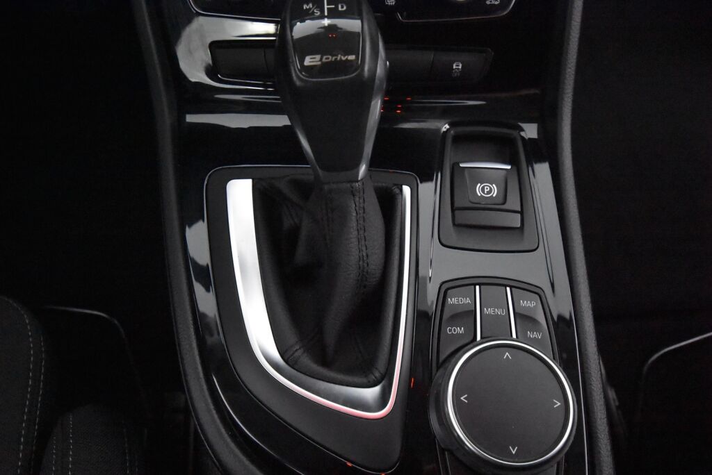 BMW 225 2018 F45 Active Tourer 225xe A Business / Metalliväri / Hifi / Lämp.ratti /