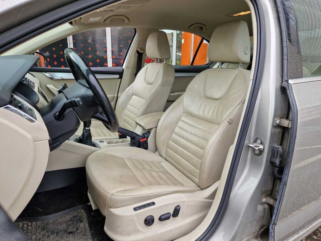 Skoda Octavia 2015 1,8 TSI Elegance / Nahkaverhous/ Muistipenkki/Xenonit