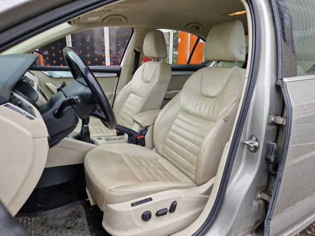 Skoda Octavia 2015 1,8 TSI Elegance / Nahkaverhous/ Muistipenkki/Xenonit