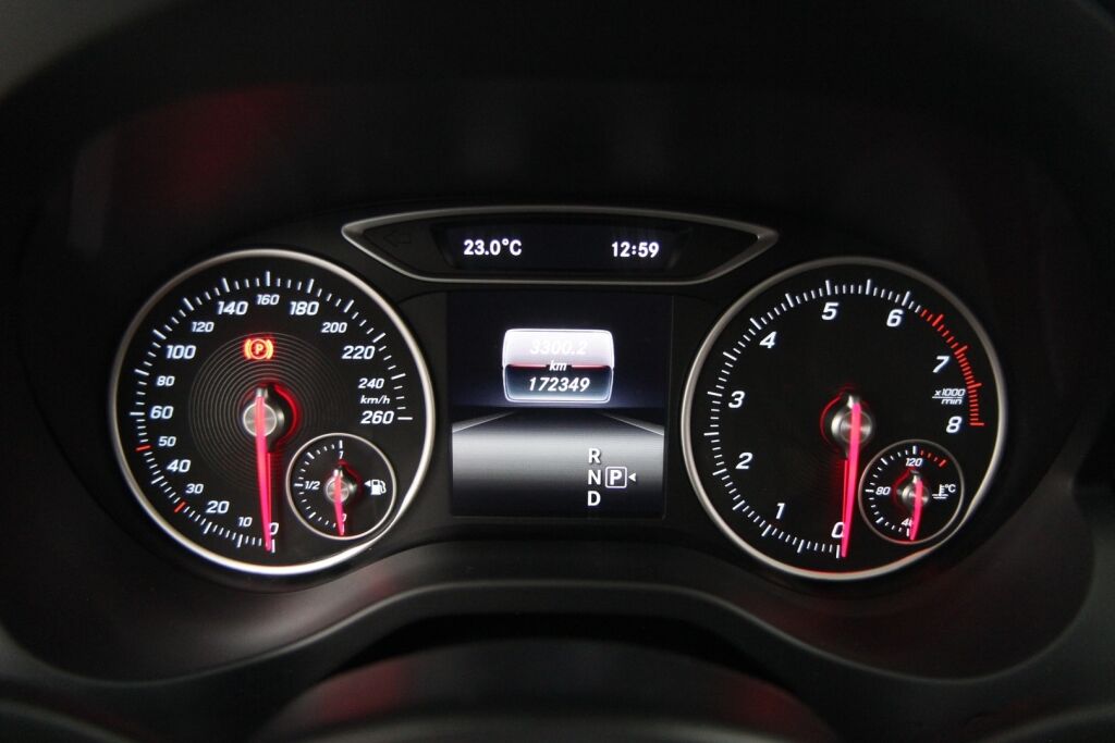 Mercedes-Benz A 2016 180 A Premium Business / 1-omistaja / Kattoluukku / Kamera / Webasto / Juuri huollettu