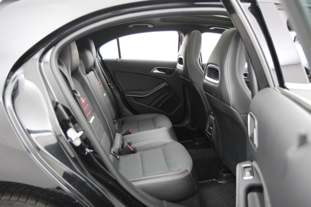 Mercedes-Benz A 2016 180 A Premium Business / 1-omistaja / Kattoluukku / Kamera / Webasto / Juuri huollettu