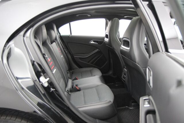 Mercedes-Benz A 2016 180 A Premium Business / 1-omistaja / Kattoluukku / Kamera / Webasto / Juuri huollettu