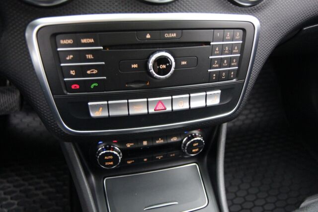 Mercedes-Benz A 2016 180 A Premium Business / 1-omistaja / Kattoluukku / Kamera / Webasto / Juuri huollettu