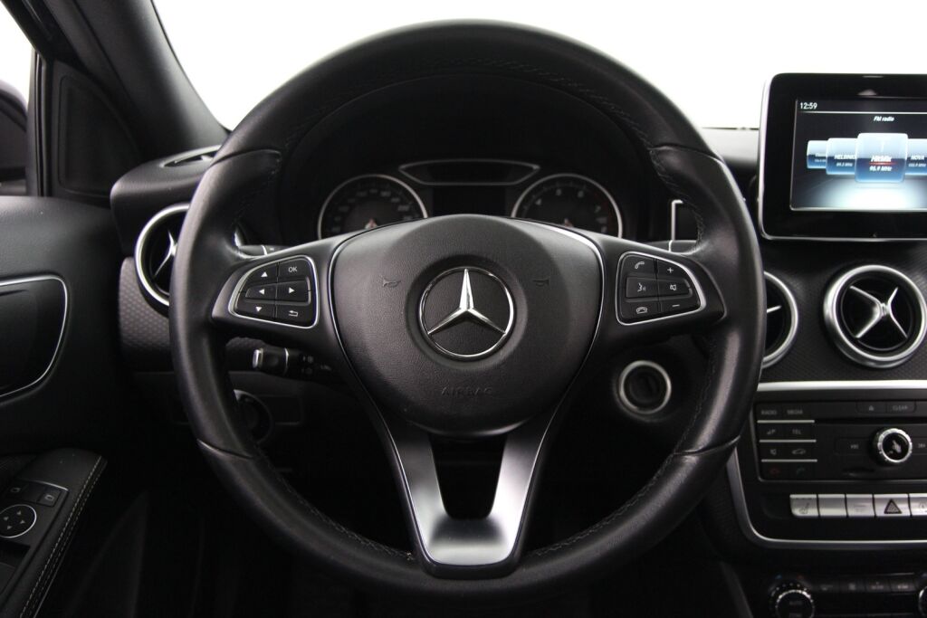 Mercedes-Benz A 2016 180 A Premium Business / 1-omistaja / Kattoluukku / Kamera / Webasto / Juuri huollettu