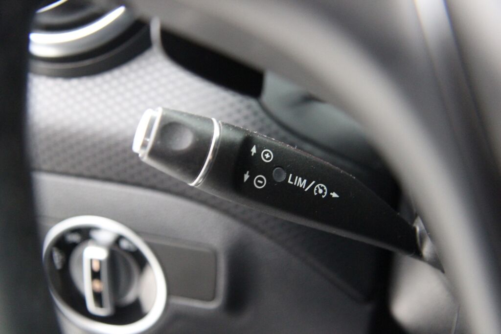 Mercedes-Benz A 2016 180 A Premium Business / 1-omistaja / Kattoluukku / Kamera / Webasto / Juuri huollettu