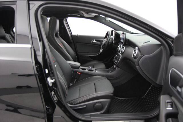 Mercedes-Benz A 2016 180 A Premium Business / 1-omistaja / Kattoluukku / Kamera / Webasto / Juuri huollettu