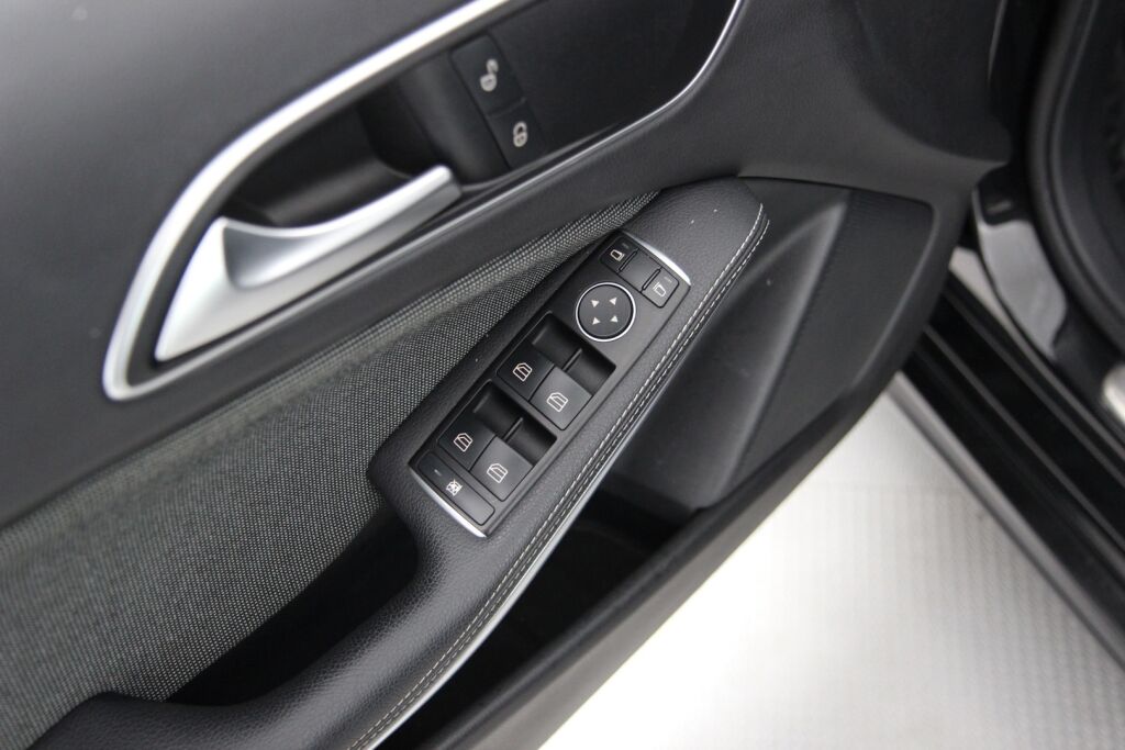 Mercedes-Benz A 2016 180 A Premium Business / 1-omistaja / Kattoluukku / Kamera / Webasto / Juuri huollettu