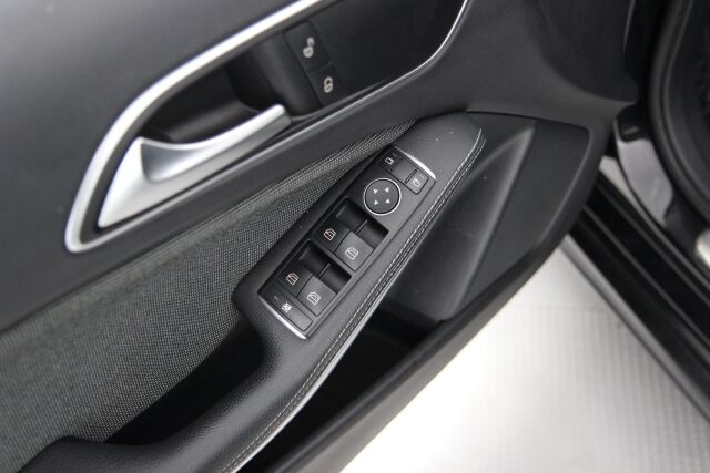 Mercedes-Benz A 2016 180 A Premium Business / 1-omistaja / Kattoluukku / Kamera / Webasto / Juuri huollettu