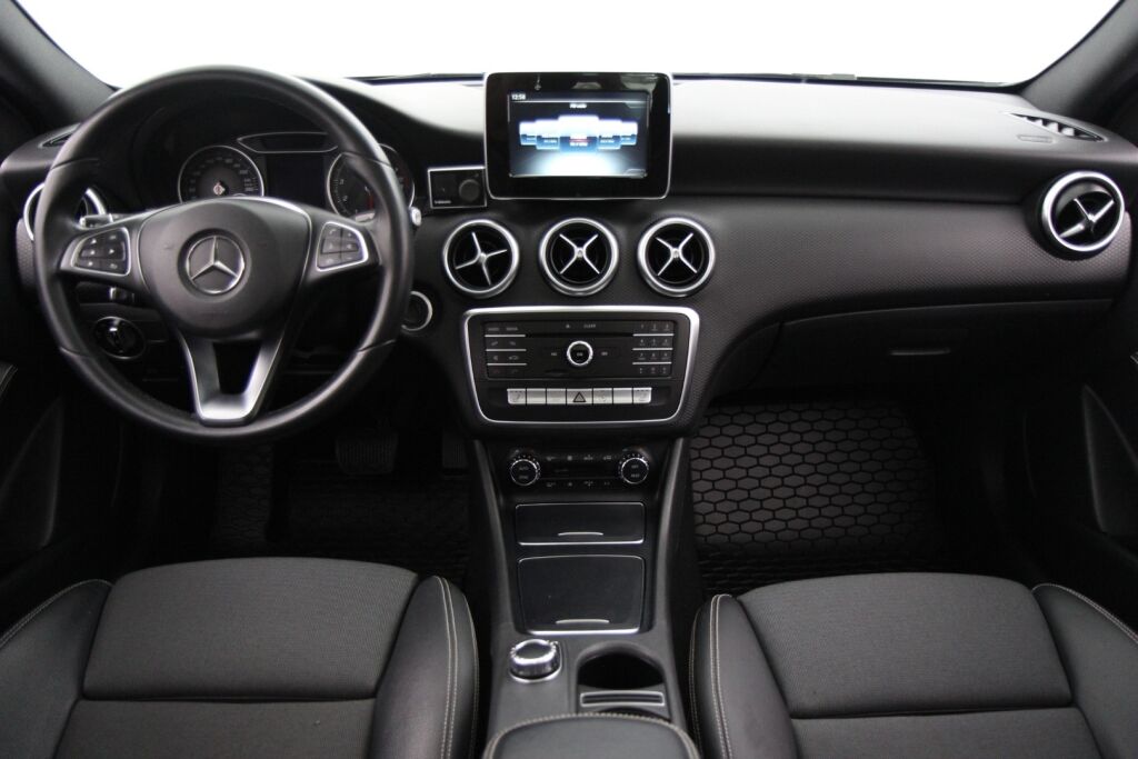 Mercedes-Benz A 2016 180 A Premium Business / 1-omistaja / Kattoluukku / Kamera / Webasto / Juuri huollettu