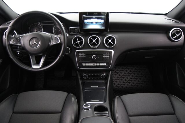Mercedes-Benz A 2016 180 A Premium Business / 1-omistaja / Kattoluukku / Kamera / Webasto / Juuri huollettu