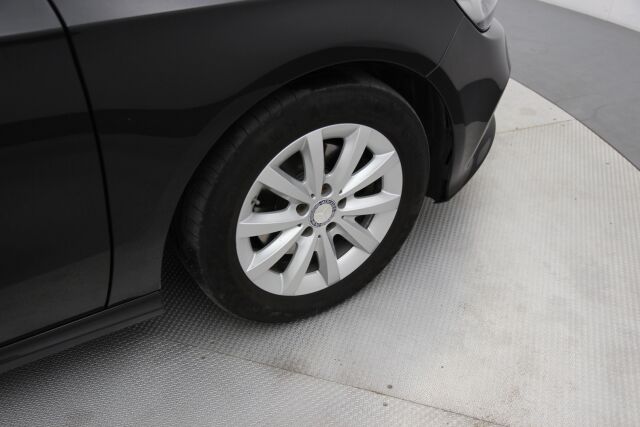 Mercedes-Benz A 2016 180 A Premium Business / 1-omistaja / Kattoluukku / Kamera / Webasto / Juuri huollettu