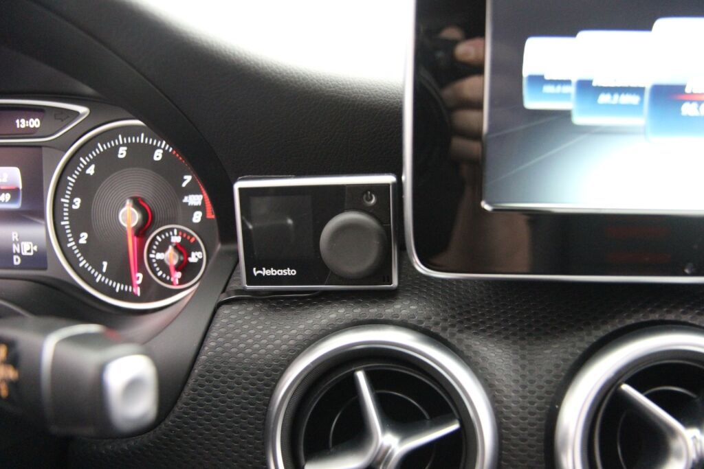 Mercedes-Benz A 2016 180 A Premium Business / 1-omistaja / Kattoluukku / Kamera / Webasto / Juuri huollettu