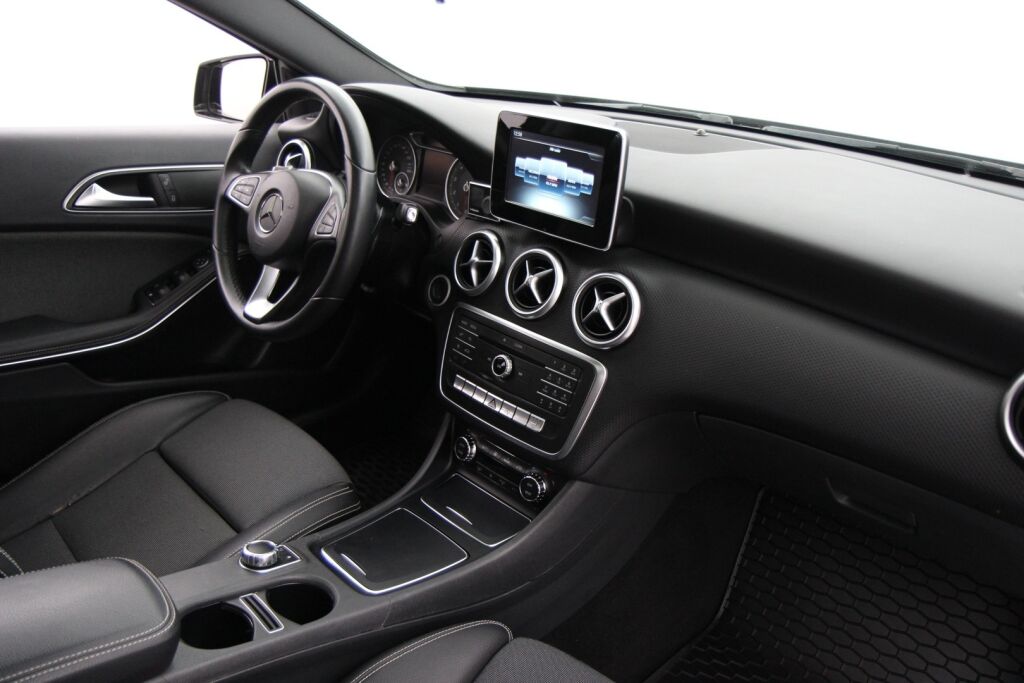 Mercedes-Benz A 2016 180 A Premium Business / 1-omistaja / Kattoluukku / Kamera / Webasto / Juuri huollettu