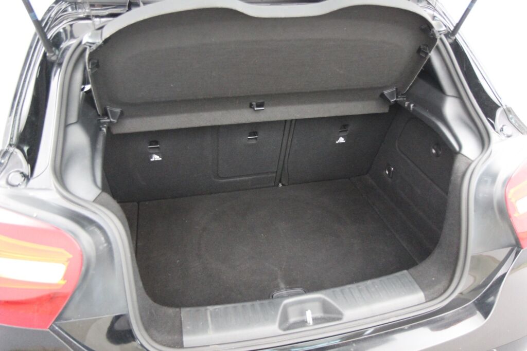 Mercedes-Benz A 2016 180 A Premium Business / 1-omistaja / Kattoluukku / Kamera / Webasto / Juuri huollettu