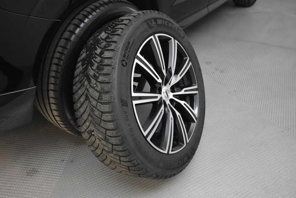 Volvo XC60 2018 D4 AWD Momentum aut / Webasto / Suomi-auto / Koukku / Navi / Keyless / Kaistavahti / Ratinlämmitin