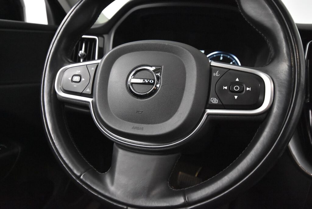 Volvo XC60 2018 D4 AWD Momentum aut / Webasto / Suomi-auto / Koukku / Navi / Keyless / Kaistavahti / Ratinlämmitin