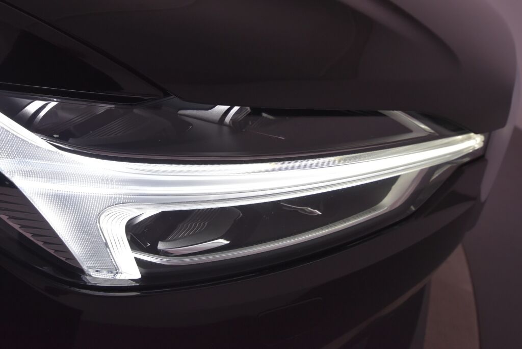 Volvo XC60 2018 D4 AWD Momentum aut / Webasto / Suomi-auto / Koukku / Navi / Keyless / Kaistavahti / Ratinlämmitin