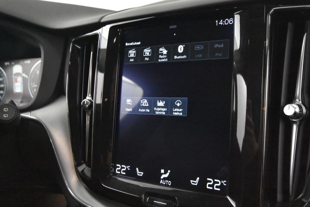 Volvo XC60 2018 D4 AWD Momentum aut / Webasto / Suomi-auto / Koukku / Navi / Keyless / Kaistavahti / Ratinlämmitin