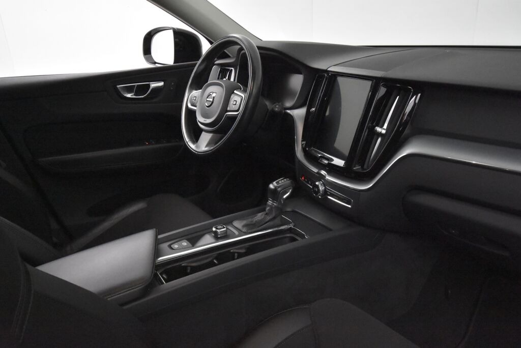 Volvo XC60 2018 D4 AWD Momentum aut / Webasto / Suomi-auto / Koukku / Navi / Keyless / Kaistavahti / Ratinlämmitin