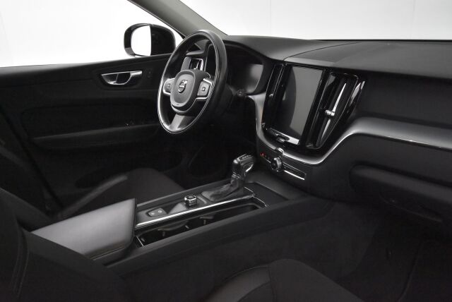 Volvo XC60 2018 D4 AWD Momentum aut / Webasto / Suomi-auto / Koukku / Navi / Keyless / Kaistavahti / Ratinlämmitin