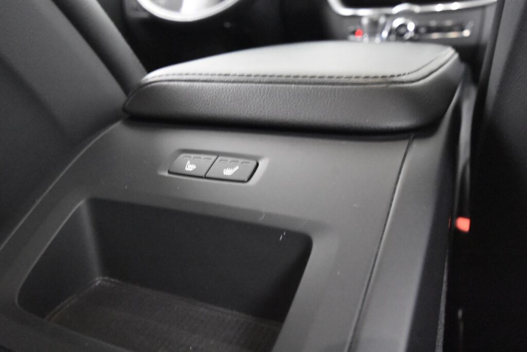 Volvo XC60 2018 D4 AWD Momentum aut / Webasto / Suomi-auto / Koukku / Navi / Keyless / Kaistavahti / Ratinlämmitin