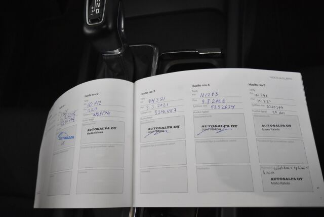 Volvo XC60 2018 D4 AWD Momentum aut / Webasto / Suomi-auto / Koukku / Navi / Keyless / Kaistavahti / Ratinlämmitin