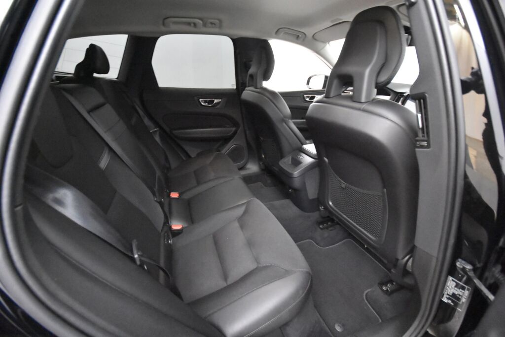 Volvo XC60 2018 D4 AWD Momentum aut / Webasto / Suomi-auto / Koukku / Navi / Keyless / Kaistavahti / Ratinlämmitin