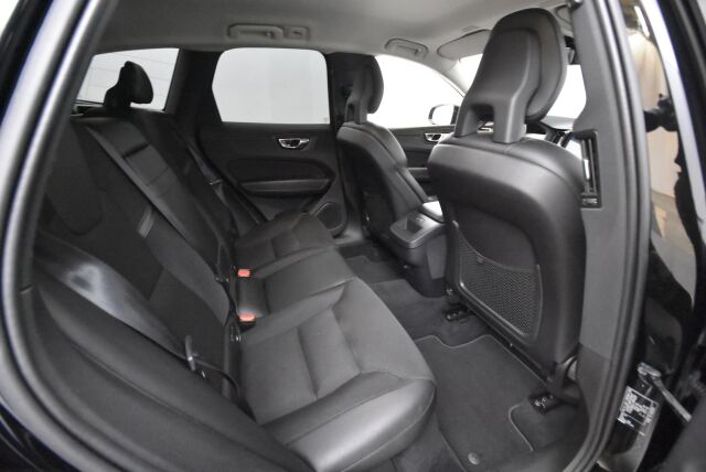 Volvo XC60 2018 D4 AWD Momentum aut / Webasto / Suomi-auto / Koukku / Navi / Keyless / Kaistavahti / Ratinlämmitin