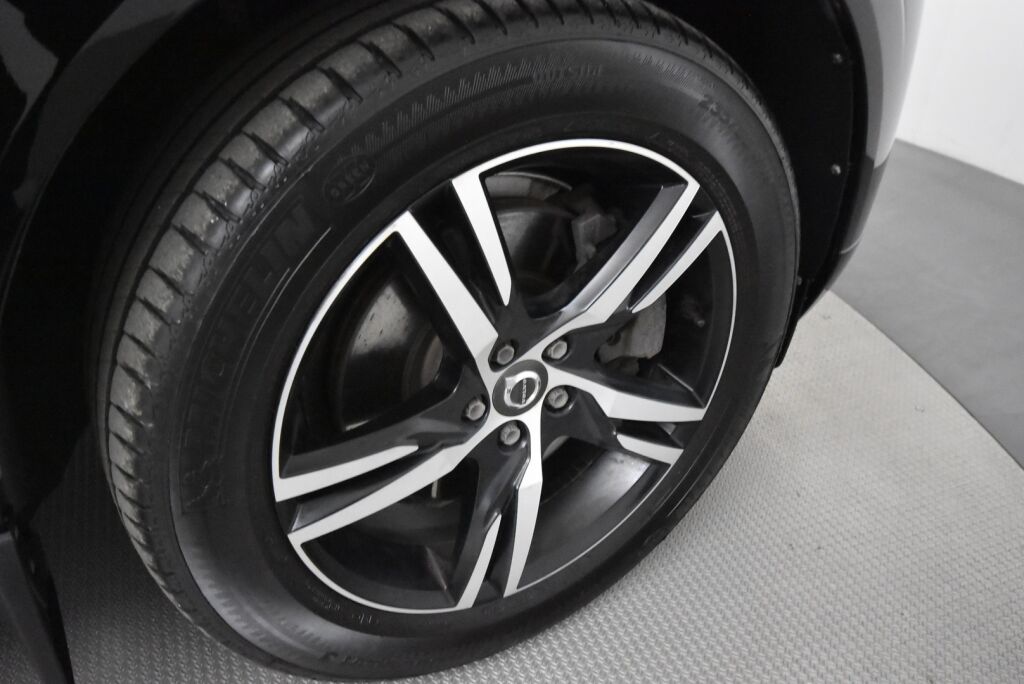Volvo XC60 2018 D4 AWD Momentum aut / Webasto / Suomi-auto / Koukku / Navi / Keyless / Kaistavahti / Ratinlämmitin