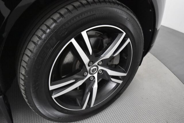 Volvo XC60 2018 D4 AWD Momentum aut / Webasto / Suomi-auto / Koukku / Navi / Keyless / Kaistavahti / Ratinlämmitin