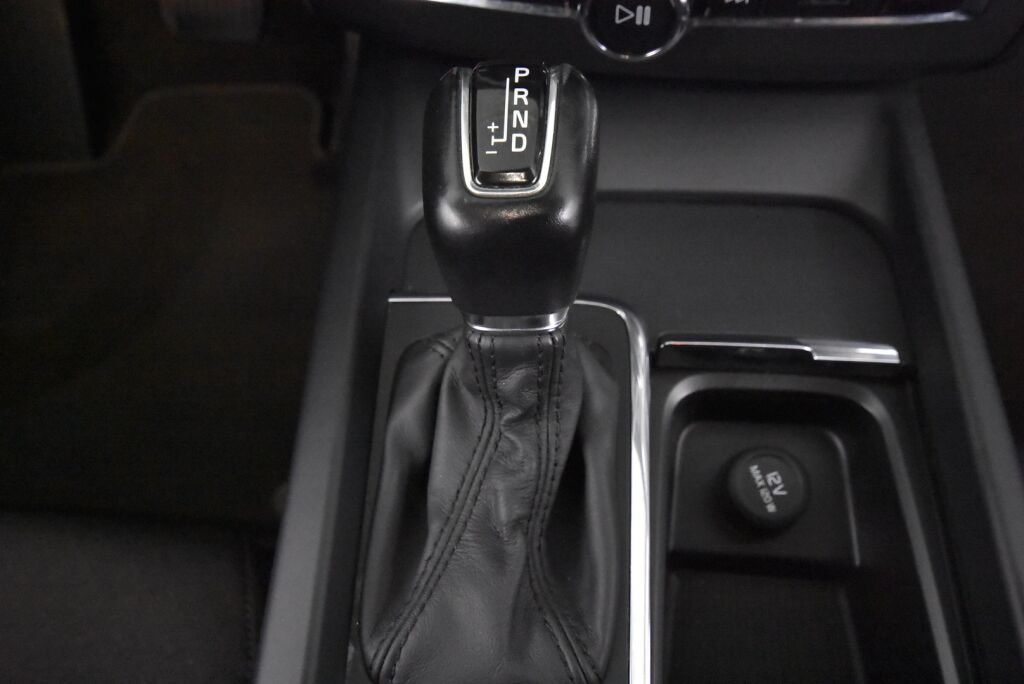 Volvo XC60 2018 D4 AWD Momentum aut / Webasto / Suomi-auto / Koukku / Navi / Keyless / Kaistavahti / Ratinlämmitin