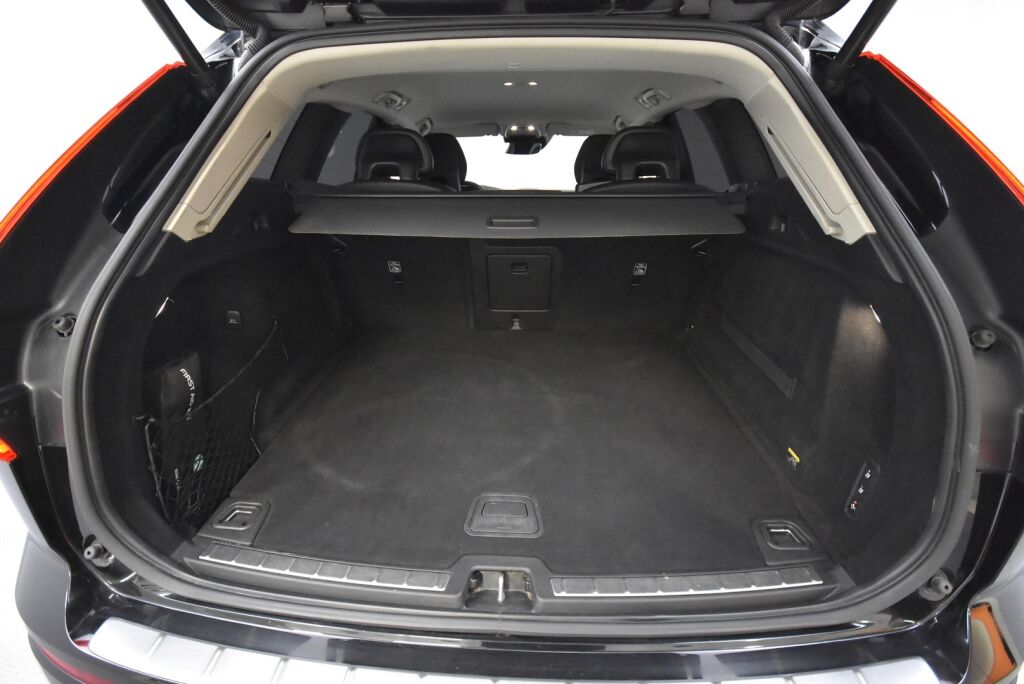Volvo XC60 2018 D4 AWD Momentum aut / Webasto / Suomi-auto / Koukku / Navi / Keyless / Kaistavahti / Ratinlämmitin