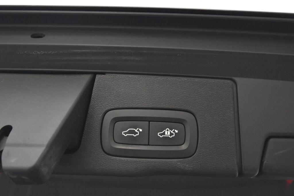 Volvo XC60 2018 D4 AWD Momentum aut / Webasto / Suomi-auto / Koukku / Navi / Keyless / Kaistavahti / Ratinlämmitin