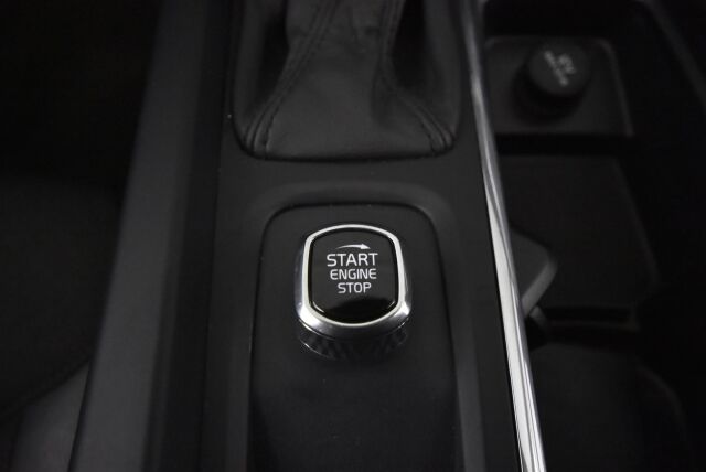 Volvo XC60 2018 D4 AWD Momentum aut / Webasto / Suomi-auto / Koukku / Navi / Keyless / Kaistavahti / Ratinlämmitin