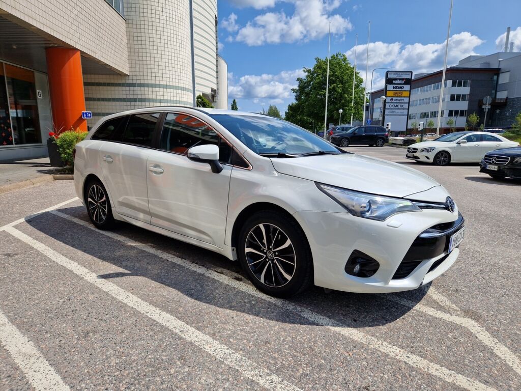 Toyota Avensis 2018 1,8 Valvematic Active Edt Touring S A / LED-ajovalot / Navigointi / Vetokoukku / Juuri huollettu