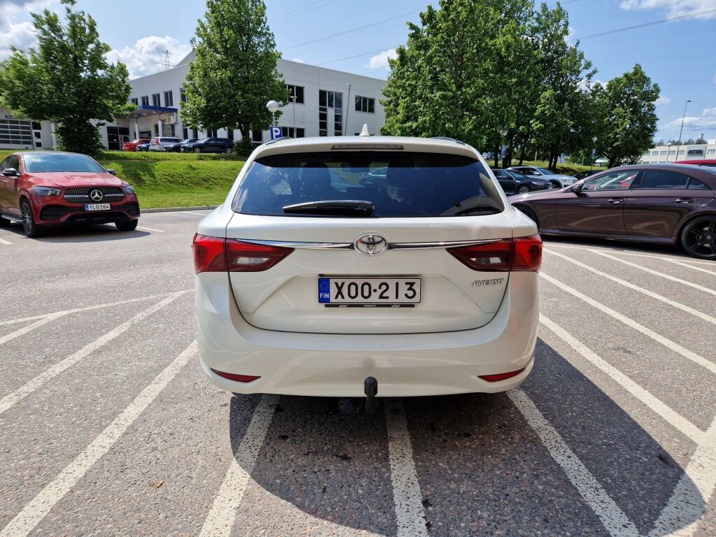 Toyota Avensis 2018 1,8 Valvematic Active Edt Touring S A / LED-ajovalot / Navigointi / Vetokoukku / Juuri huollettu