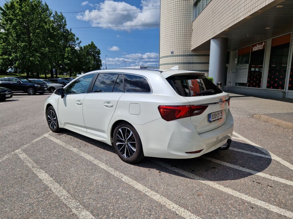 Toyota Avensis 2018 1,8 Valvematic Active Edt Touring S A / LED-ajovalot / Navigointi / Vetokoukku / Juuri huollettu