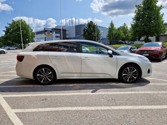 Toyota Avensis 2018 1,8 Valvematic Active Edt Touring S A / LED-ajovalot / Navigointi / Vetokoukku / Juuri huollettu