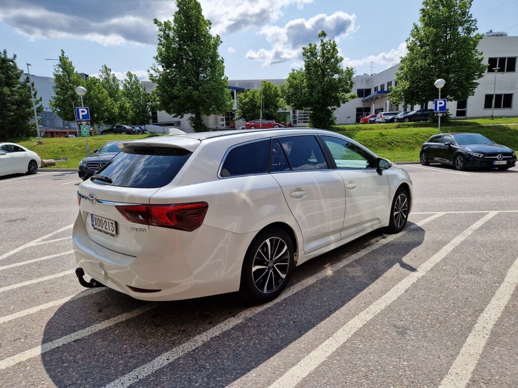 Toyota Avensis 2018 1,8 Valvematic Active Edt Touring S A / LED-ajovalot / Navigointi / Vetokoukku / Juuri huollettu