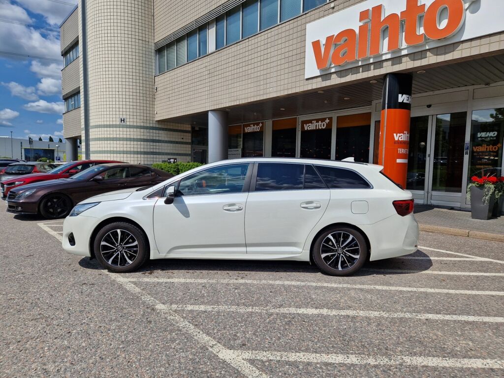 Toyota Avensis 2018 1,8 Valvematic Active Edt Touring S A / LED-ajovalot / Navigointi / Vetokoukku / Juuri huollettu