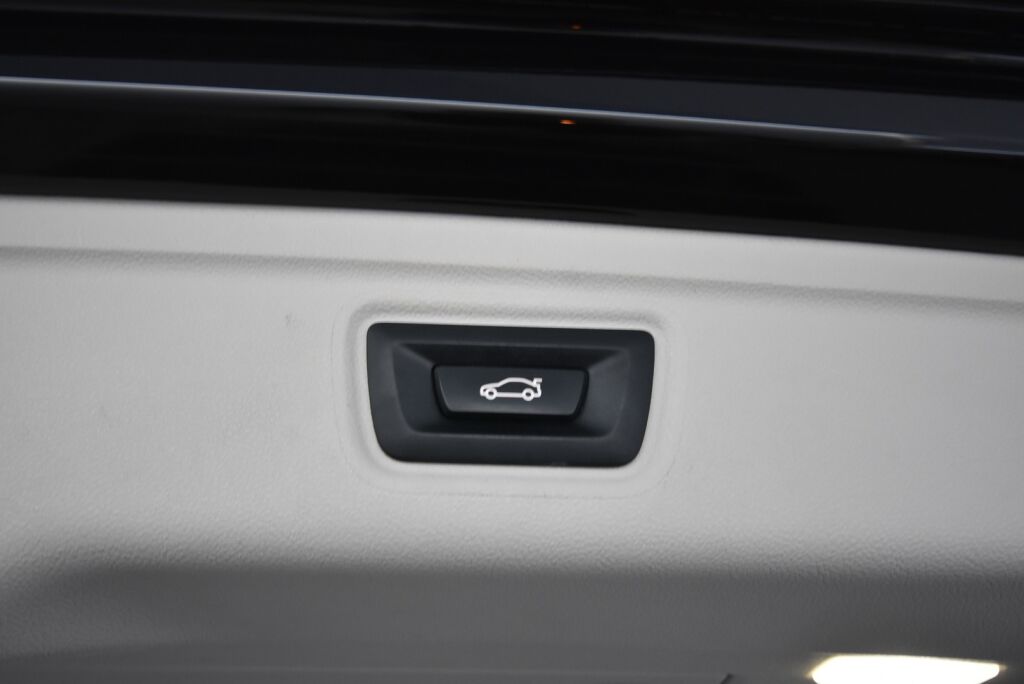 BMW 330 2021 G21 Touring 330e xDrive A Charged Edition / Suomiauto / BMW Live Cockpit Prof / Navigointi