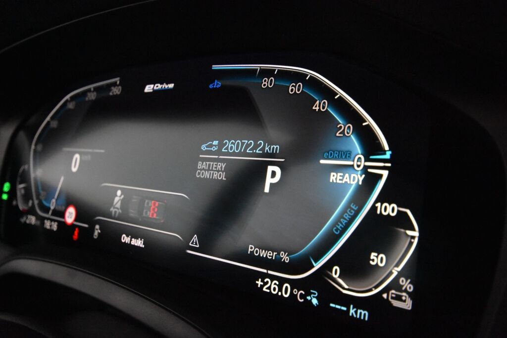 BMW 330 2021 G21 Touring 330e xDrive A Charged Edition / Suomiauto / BMW Live Cockpit Prof / Navigointi