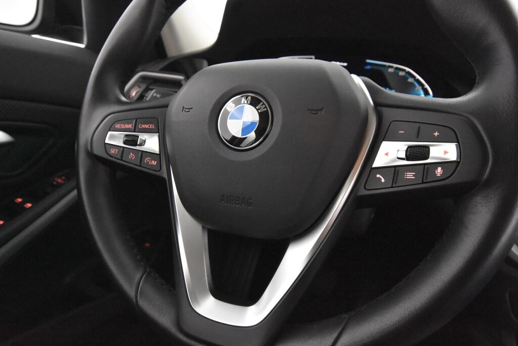 BMW 330 2021 G21 Touring 330e xDrive A Charged Edition / Suomiauto / BMW Live Cockpit Prof / Navigointi